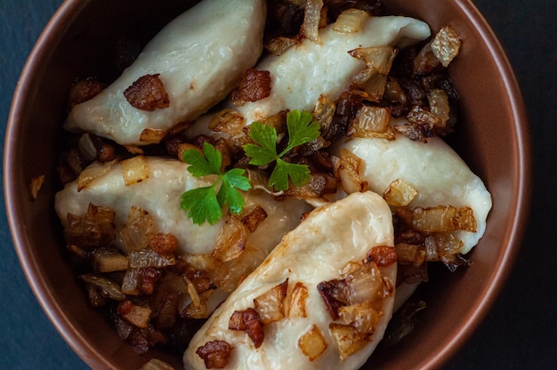 ウクライナの郷土料理、ジャガイモを添えた伝統的なヴァレニキ、ラードとタマネギで作ったキャベツ クラッカー