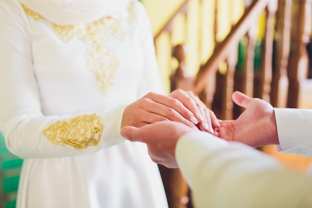Национальная свадьба. Жених и невеста. Свадьба мусульманских пар во время церемонии бракосочетания. Мусульманский брак.