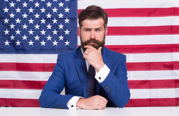 Nationale feestdagen. Viering van de overwinning. Bebaarde hipster man die patriottisch is voor de VS. Trots op moederland. Amerikaanse hervorming. 4 juli. Amerikaanse staatsburger vlag. Amerikaanse inwoner. Verkiezingen in de VS.