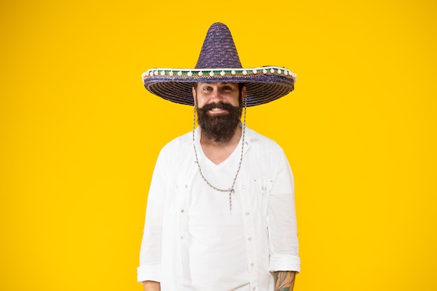 Nationale feestdagen Zomerfestival Mexicaanse hoed sombrero Guy vrolijke feestelijke outfit Spaans kostuum Mexicaans feest Reizen naar Mexico Man in Mexicaanse hoed Guy vrolijke feeststemming op feest