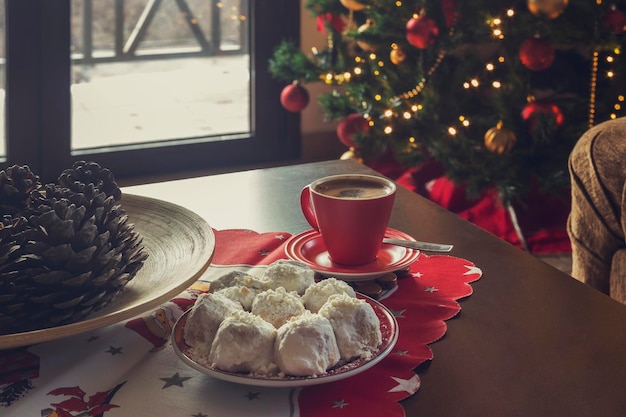 Nationale Griekse kerstkoekjes kourabiedes en een kopje koffie