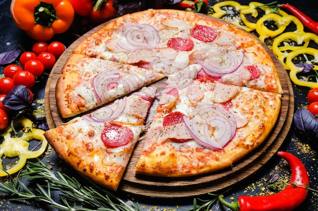 Nationale Italiaanse maaltijd. Zelfgemaakte pizza met ui pepperoni. Lekker en voedzaam eten
