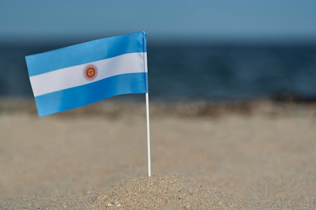 Nationale vlag van Argentinië op zee achtergrond Blauwe en witte vlag met sun