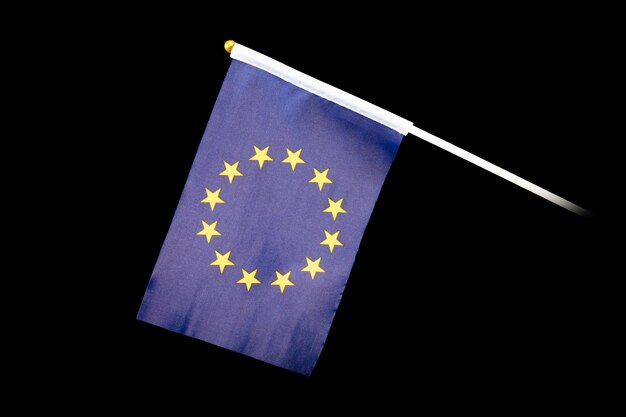 Nationale vlag van de Europese Unie op een zwarte achtergrond