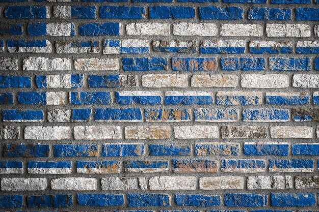 Nationale vlag van Griekenland op een oude bakstenen muur