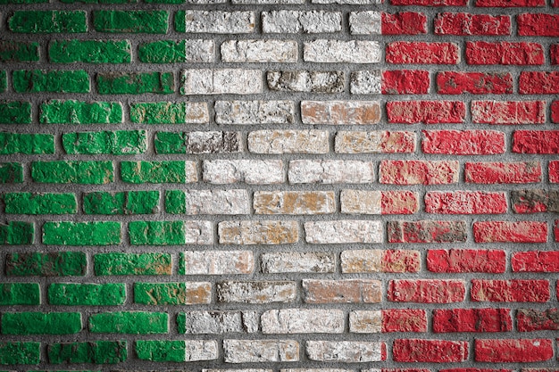 Nationale vlag van Italië op een oude bakstenen muur