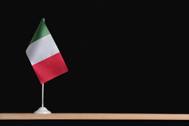 Nationale vlag van Italië op een tafel