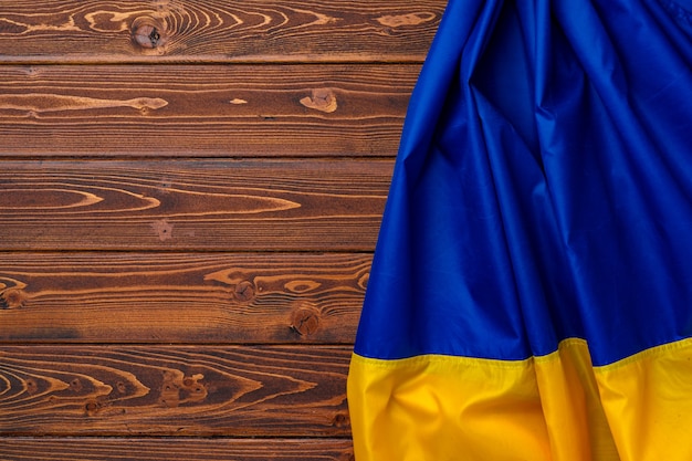 Nationale vlag van Oekraïne op donkere houten achtergrond, kopieer ruimte
