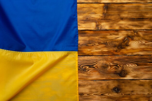 Nationale vlag van Oekraïne op donkere houten achtergrond