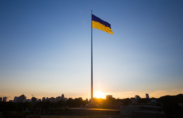 Nationale vlag van onafhankelijk Oekraïne wappert in de wind