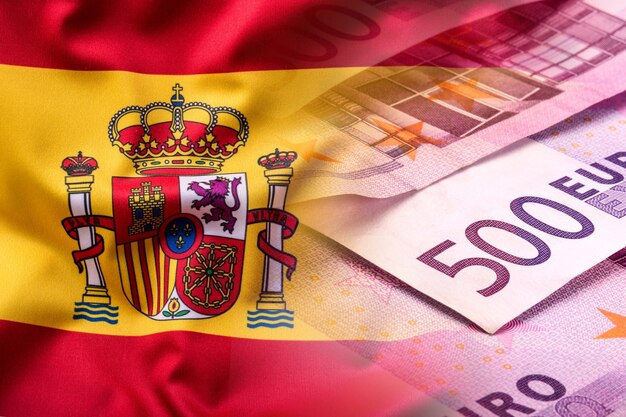 Foto nationale vlag van spanje en eurobankbiljet - concept. euromunten. euro geld. euro valuta