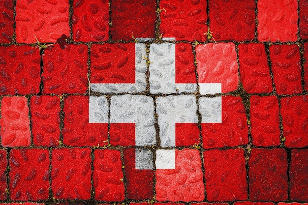 Nationale vlag van Zwitserland op stenen muur achtergrond. Vlag op de achtergrond van de steentextuur.