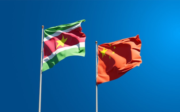 nationale vlaggen van Suriname en China samen