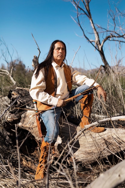 Foto native american mensen man met pijl en boog