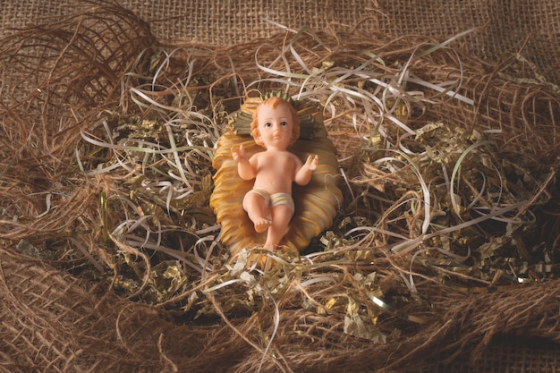 Photo nativity scene. baby jesus figure isolated. traditional christmas scene.