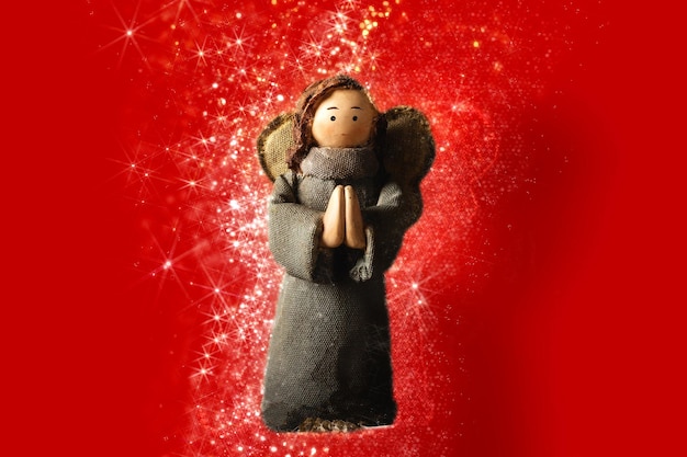 Presepe figure isolate con sfondo rosso