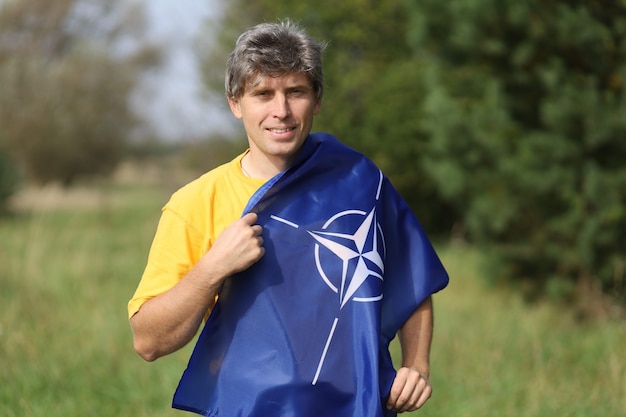 Фото Флаг нато на плече мужчины