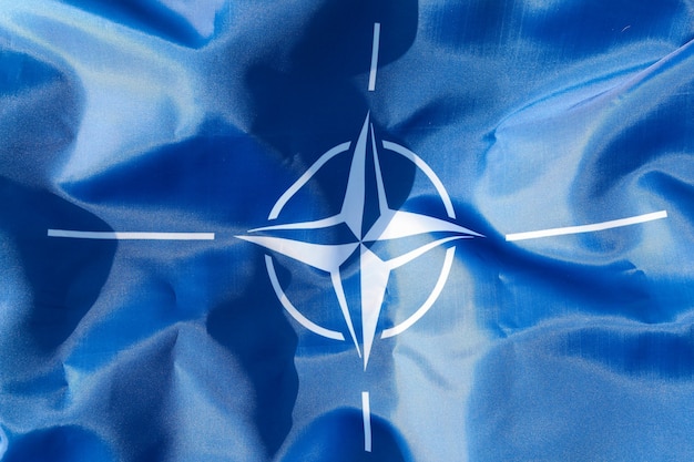 Foto primo piano della bandiera di seta della nato