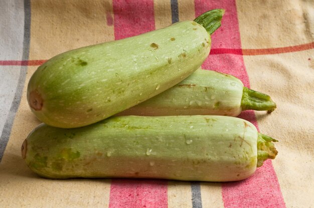 Natte courgette op een gekleurd tafelkleed