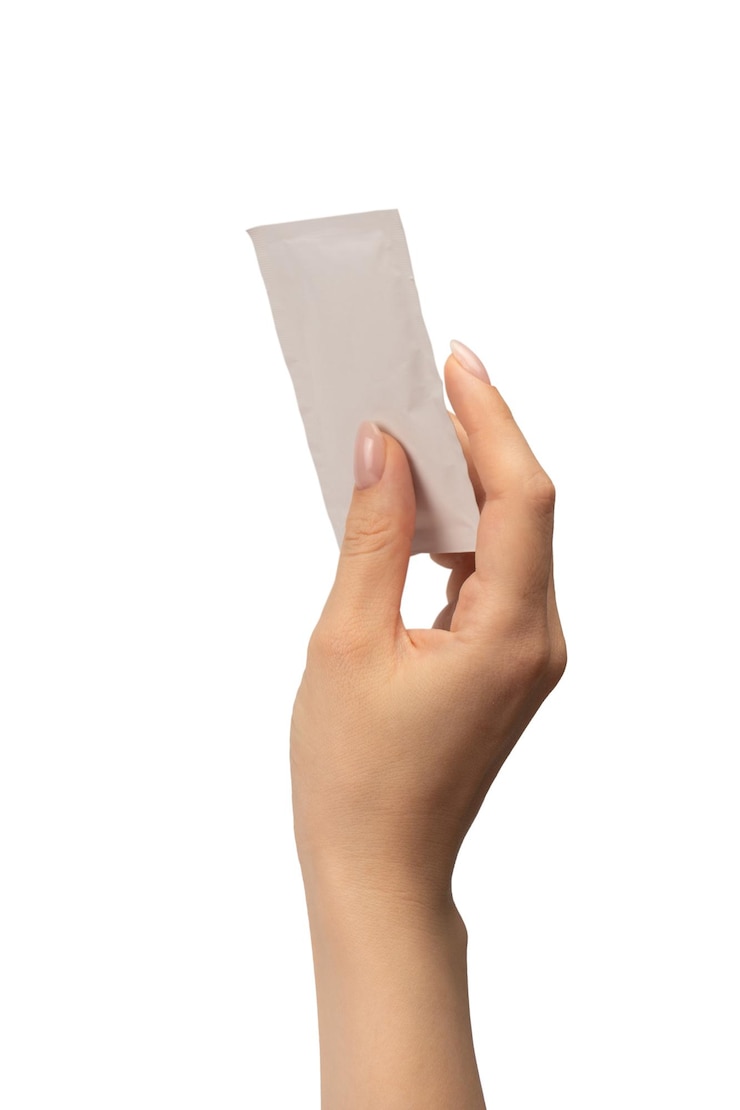 Foto natte doek in de hand van een vrouw geïsoleerd op een witte achtergrond kopieer ruimte