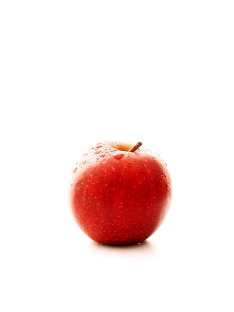 Natte rode appel op witte achtergrond