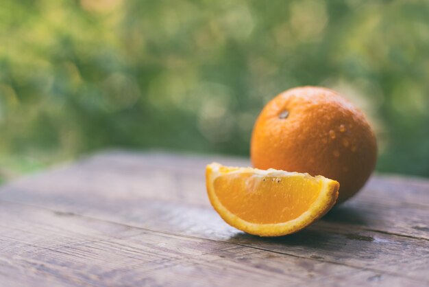 Natte sinaasappel op tafel in de tuin