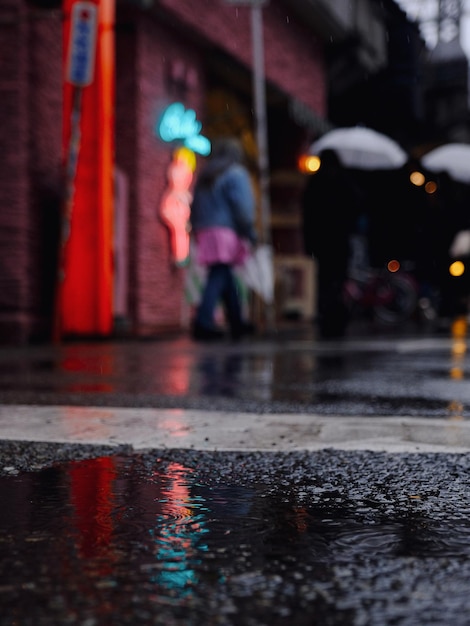 Foto natte stadsstraat tijdens het regenseizoen