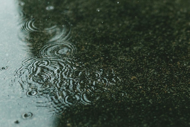 Natte straat tijdens het regenseizoen