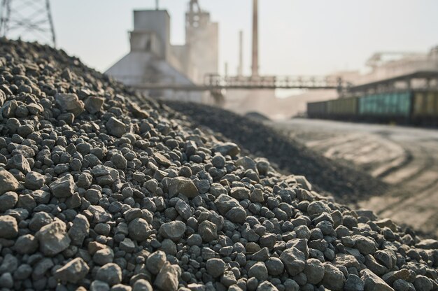 Natte verse klompen beton met poortpeilingen en een gesteriliseerd