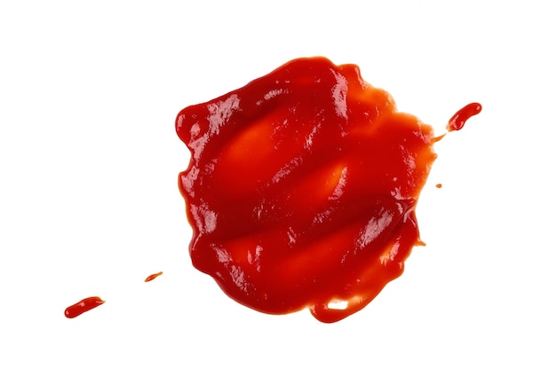 Natte vlek van rode tomatenketchup geïsoleerd