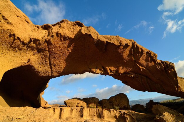 Foto arco naturale nel deserto