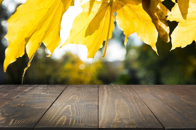 Foto fondo astratto di autunno naturale con ripiano del tavolo di legno.