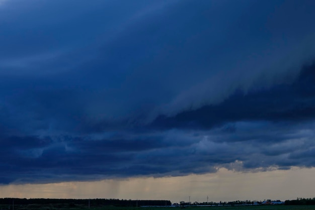 自然な背景の暗い嵐の雲