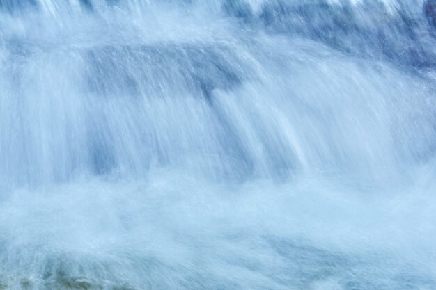 Естественный фон - струи водопада размываются в движении