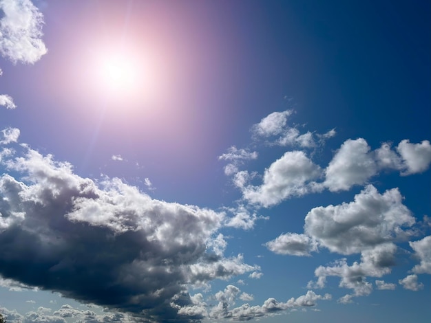 Foto sfondo naturale del cielo cielo azzurro con nuvole e sole cirri che dipingono il cielo in tonalità delicate cielo azzurro con nuvole