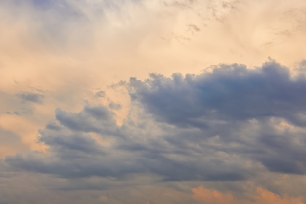 自然の背景-嵐の夕方の空