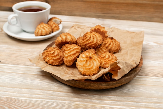 ココナッツチップを使った自然な焼きココナッツクッキーまたはココナッツマカロン