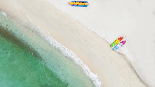 Foto natural beach concept zomervakantie aard van tropisch zomerstrand paraplu aan boord van een boot en boot op het zandstrand en toerisme blij om op zand te spelen