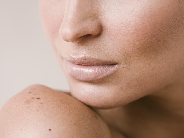 Foto bellezza naturale della pelle della donna viso da vicino modello macro foto in studio di bellezza