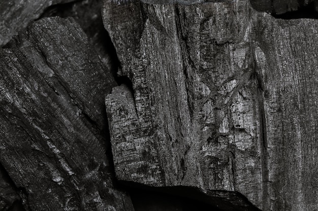 古木由来の天然黒炭表面 木質エネルギーの高い冬の暖炭や家庭用炭