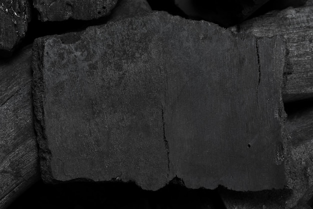 Foto superficie di carbone nero naturale da vecchio albero carbone ad alta energia di legno per riscaldare in inverno o per la casa