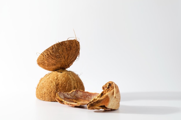 Photo natural blank white background with pieces of coconut nut