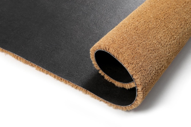 自然な茶色のココナッツ繊維の玄関マット、無地の自然な乾燥したカーペットと玄関の外の汚れ、白い背景に繊維とベースの詳細クローズ アップ