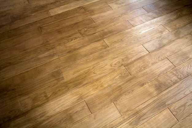 Assi del pavimento di parquet di legno marrone naturale di struttura