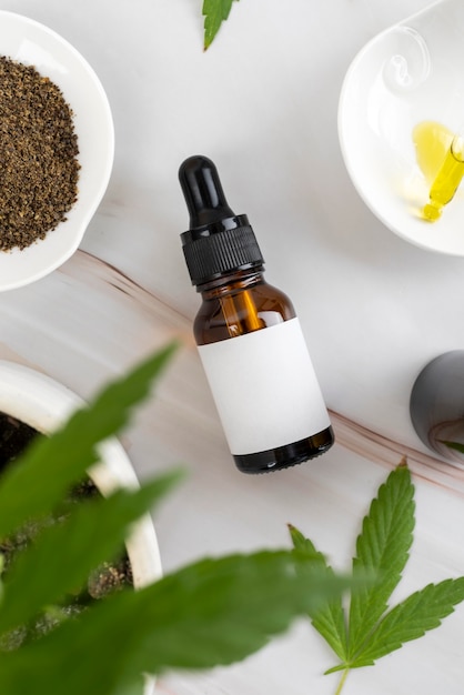 Bottiglia di olio di cannabis naturale