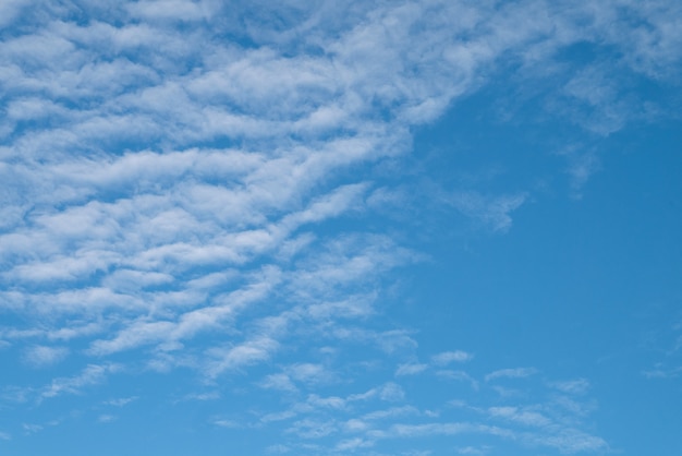 Chiaro cielo blu naturale con alcune nuvole per fondo o concetto di libertà del contesto