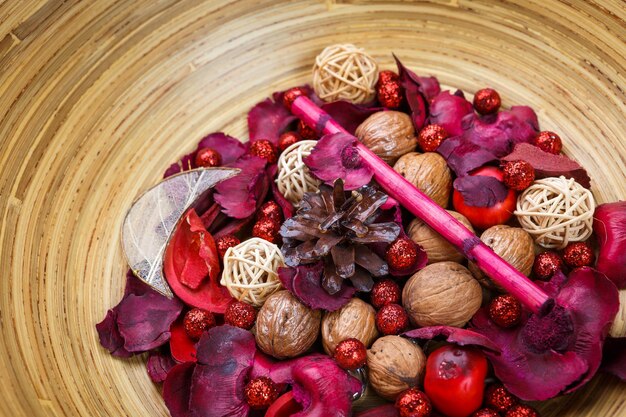 Decorazione colorata naturale di noci in ciotola di legno