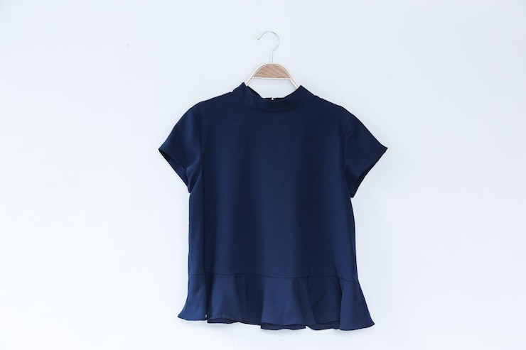 Photo 自然色の青い服は ⁇ 白い背景の衣装ハンガーです ⁇ 
