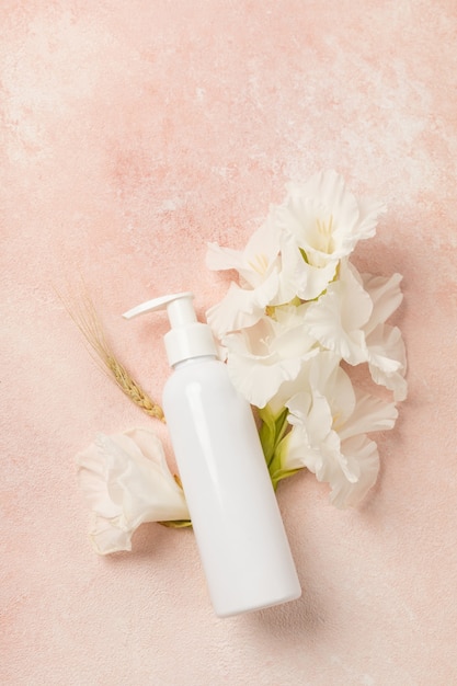 Foto crema cosmetica naturale con estratto di fiori