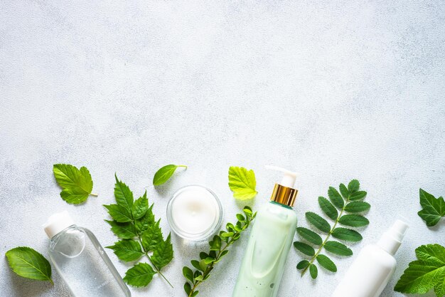Foto cosmetici naturali prodotto per la cura della pelle crema sapone maschera con foglie verdi immagine piatta su bianco con spazio per la copia